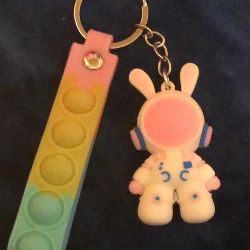 Spaceman Pop Bubble Keychain - Picture 8 of 13